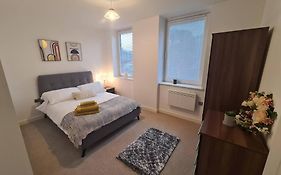 Bright, Modern Apartment Near Gloucester And M5